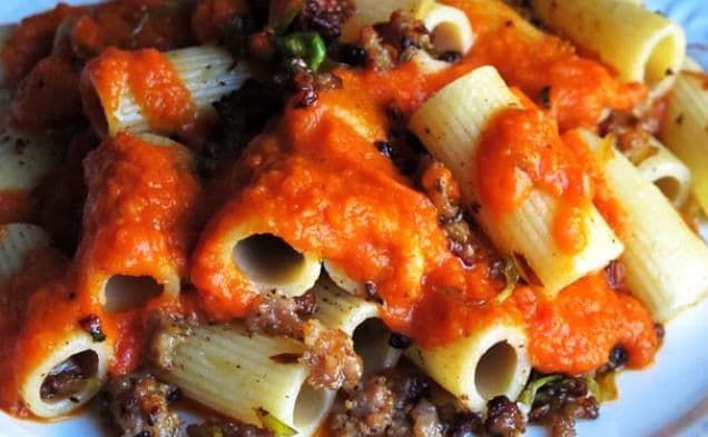 Rigatoni med salsiccia i krämig tomatsås